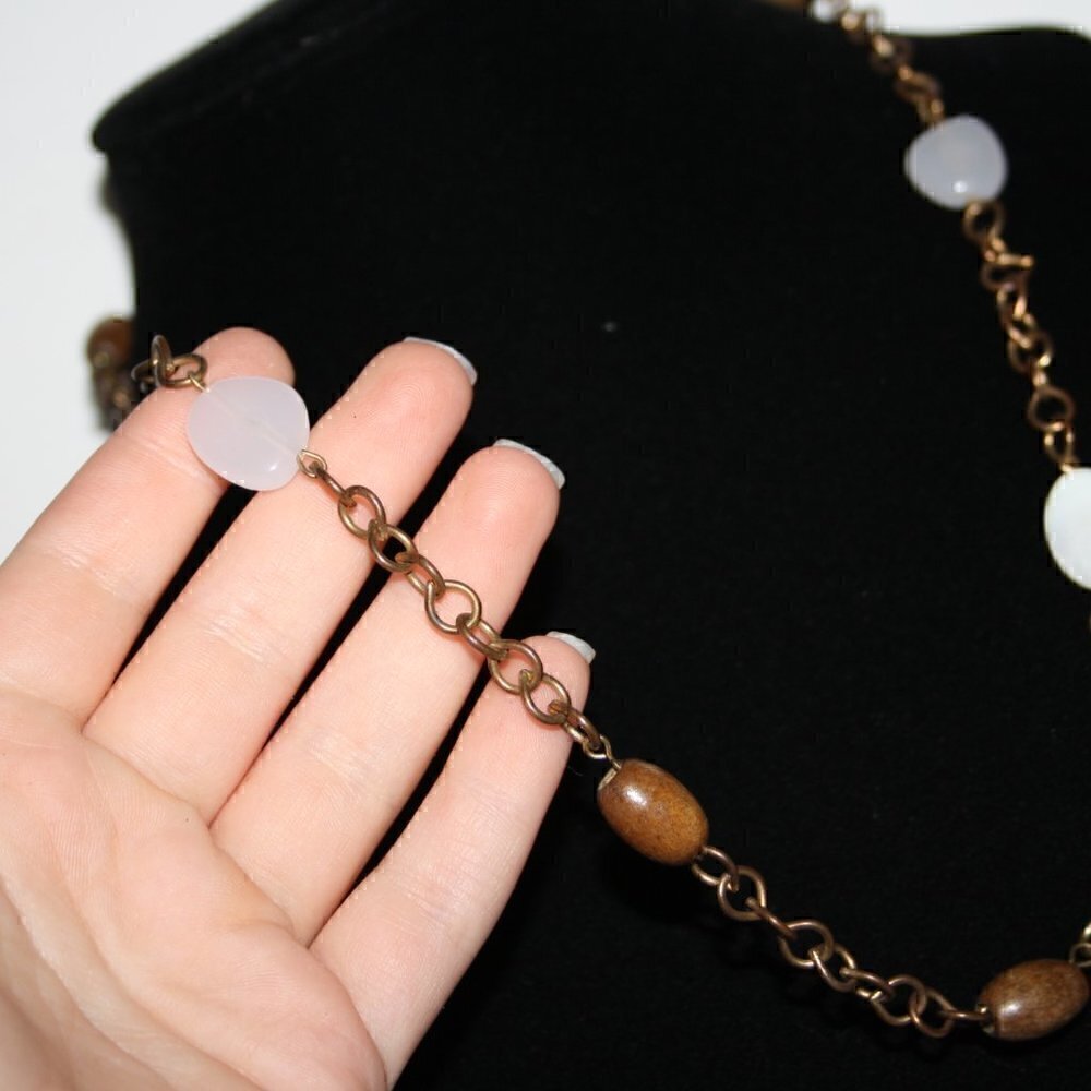 vintage Gold tone chain, wood & mother of pearl beads necklace. - Picture 3 of 3